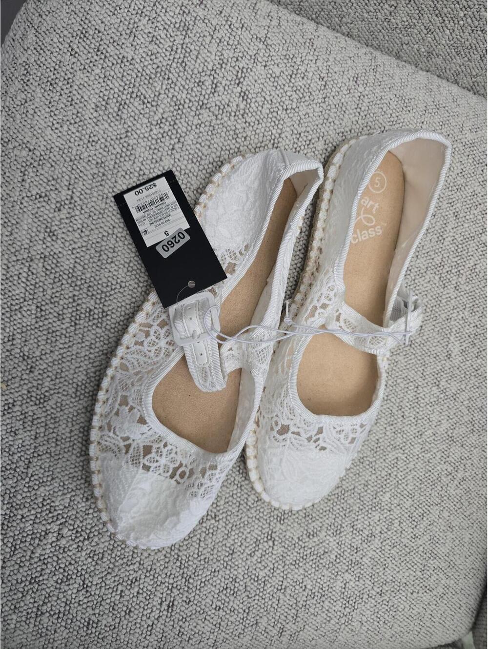 Big kids size 5 shoes from target item 260 bin 8